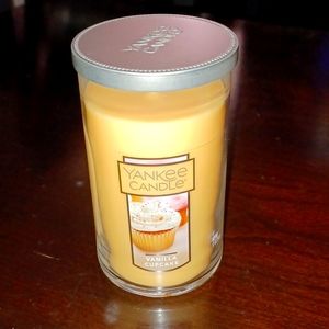 "NEW" YANKEE CANDLE VANILLA CUPCAKE PERFECT PILLAR CANDLE 12 OZ (ONE WICK)